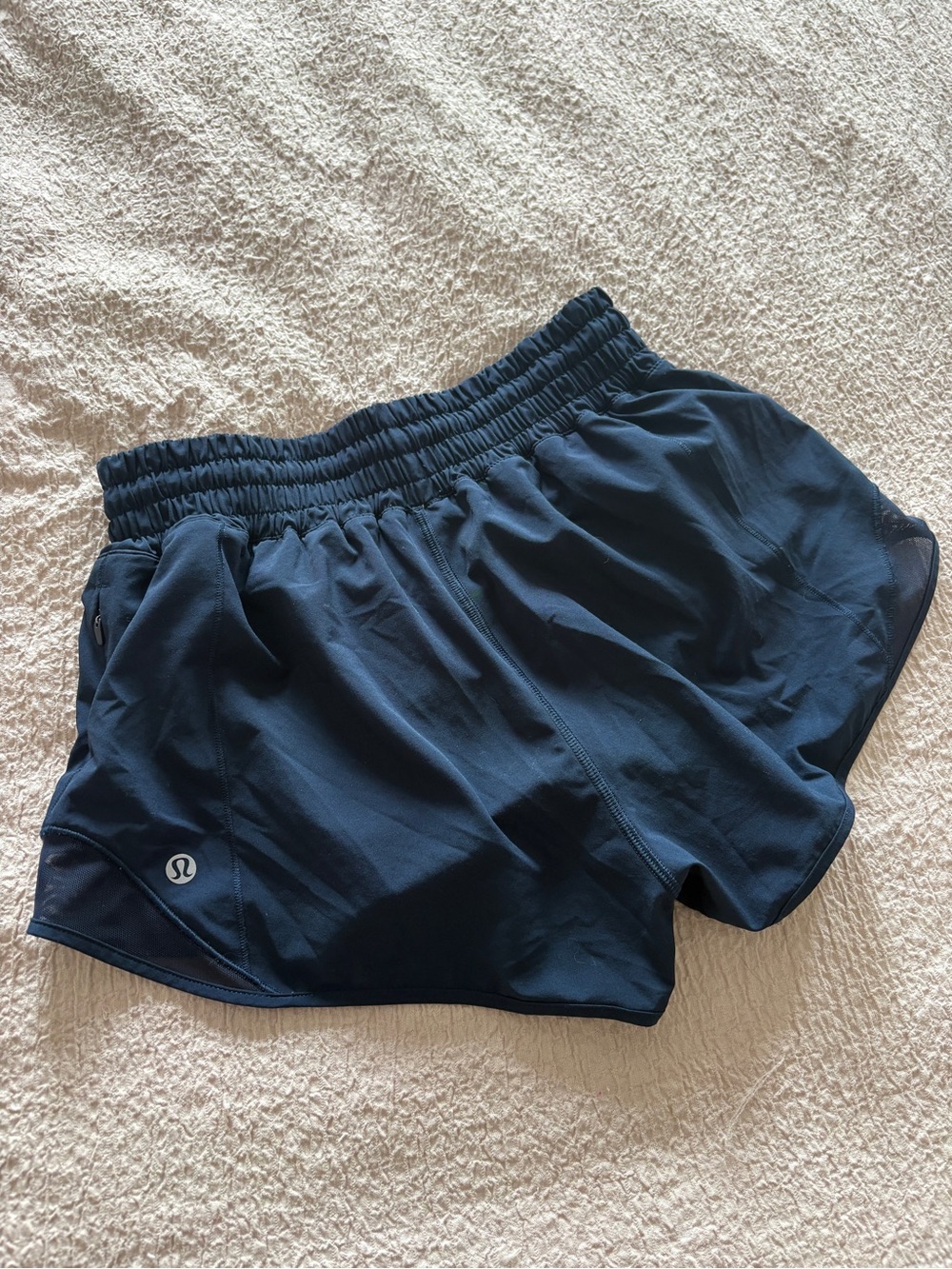 lululemon hotty hot, size 4, 2.5 inch, high rise